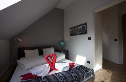 Karlin Apartment | Bright roof flat near city center