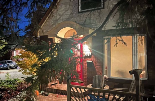 Old Ottawa East House | Bright Room in Beautiful Old Ottawa East.nSteps from Canal.nOttawa at its best.