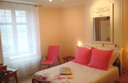 Aydoilles Bed & Breakfast | Bright room with common areas and tennis court in Aydoilles
