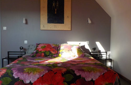 Villechetif House | Bright room with private bathroom/Bright room with private bathroom