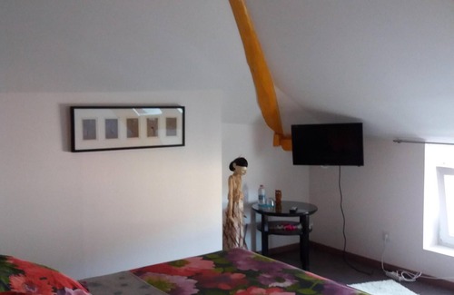 Villechetif House | Bright room with private bathroom/Bright room with private bathroom