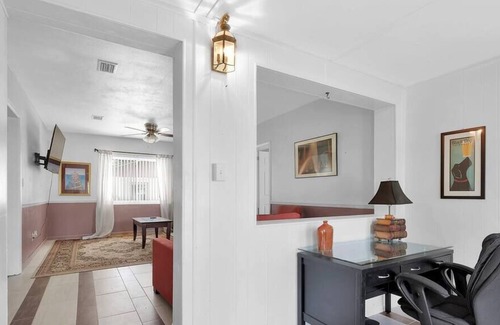 Lakeshore South House | ~Bright & Roomy Sleeps 9 Lakeshore Area~