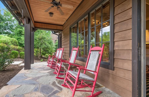 Mill Spring Cabin | Bright's Creek Double Queen with Deck and pet friendly-Near TIEC, Hendersonville