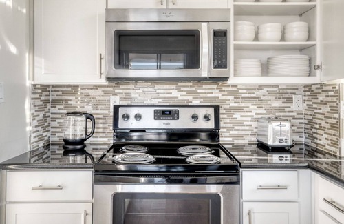 Central San Mateo Apartment | Bright San Mateo 2BR w/ W/D, BBQ & Pool, nr Caltrain, by Blueground
