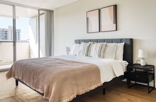 Central San Mateo Apartment | Bright San Mateo 2BR w/ W/D, BBQ & Pool, nr Caltrain, by Blueground