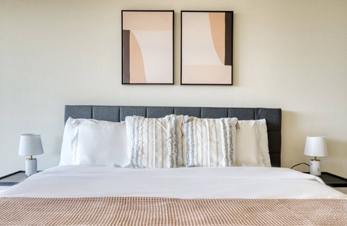 Central San Mateo Apartment | Bright San Mateo 2BR w/ W/D, BBQ & Pool, nr Caltrain, by Blueground