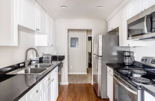 Santa Clara Apartment | Bright Santa Clara 2BR w/W/D, Gym, Pool, walk to Safeway, by Blueground