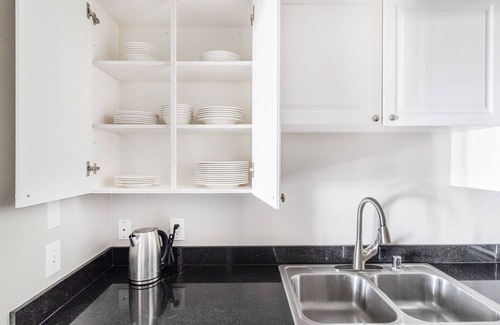 Santa Clara Apartment | Bright Santa Clara 2BR w/W/D, Gym, Pool, walk to Safeway, by Blueground