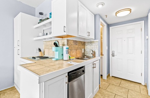 Fort Walton Beach Apartment | Bright, second-floor studio with high-speed WiFi & pool view - walk to the bay