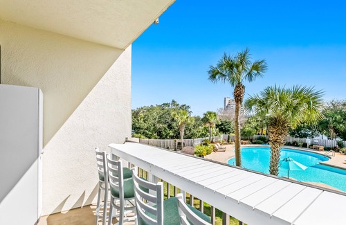 Fort Walton Beach Apartment | Bright, second-floor studio with high-speed WiFi & pool view - walk to the bay