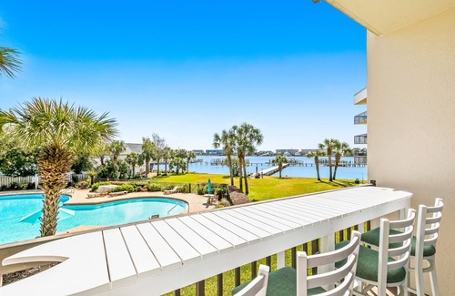 Fort Walton Beach Apartment | Bright, second-floor studio with high-speed WiFi & pool view - walk to the bay