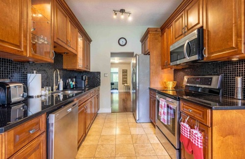 Abbotsford House | ☀Bright & Serene ~ 5★ Central Location ~ BBQ ~ Pkg
