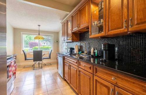 Abbotsford House | ☀Bright & Serene ~ 5★ Central Location ~ BBQ ~ Pkg