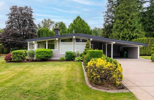 Abbotsford House | Bright & Serene ~ Central Location ~ BBQ ~ Pkg