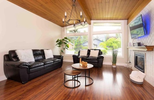 Abbotsford House | Bright & Serene ~ Central Location ~ BBQ ~ Pkg