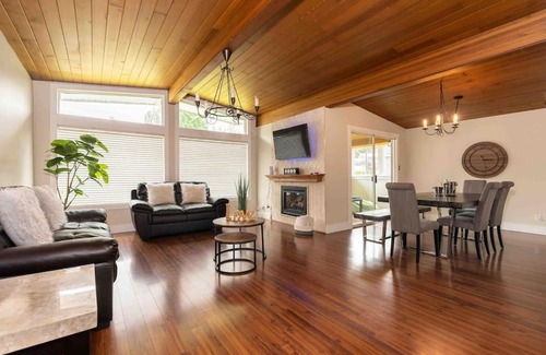 Abbotsford House | Bright & Serene ~ Central Location ~ BBQ ~ Pkg