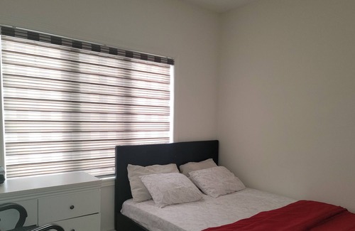 Brampton House | Bright Single bedroom with Desk and Chair in Brampton