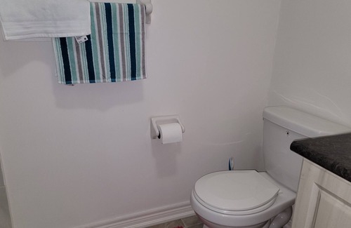 Brampton House | Bright Single bedroom with Desk and Chair in Brampton