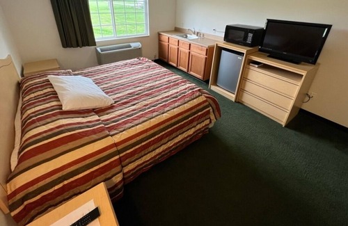 Red Bud Bed & Breakfast | Bright Single King Suite in the Heart of Red Bud!