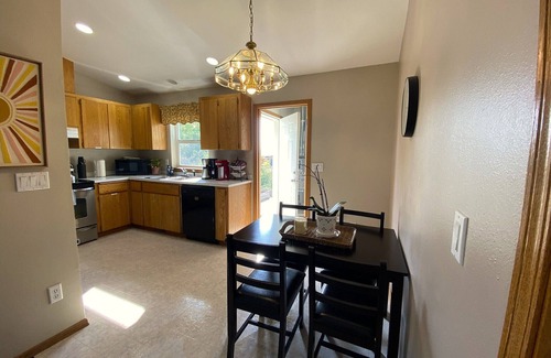 Pullman House | Bright, Single-level 2BR/2BA Townhome with Open Living Spaces and Relaxing Patio