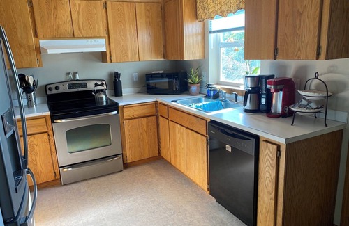 Pullman House | Bright, Single-level 2BR/2BA Townhome with Open Living Spaces and Relaxing Patio