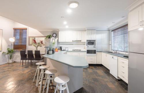 Burwood House | Bright Single Room - Seconds to Bus Station & Park - Close to Chinatown - Shared Bathroom
