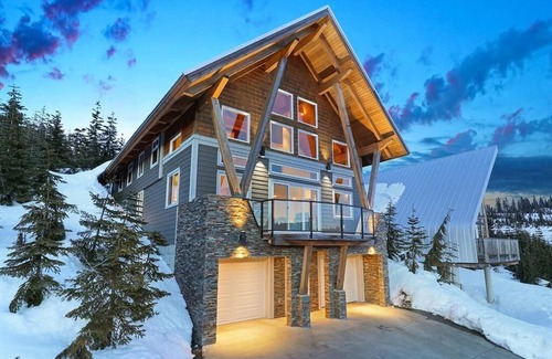 Courtenay Ski Chalet | Bright Spacious Timber Chalet at Mt Washington!