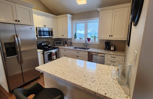 Barrie Apartment | Bright, spacious 1200 sq foot apartment with Vaulted ceilings.
