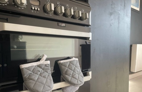 Waterford House | Bright & Spacious 2-Bed Townhouse