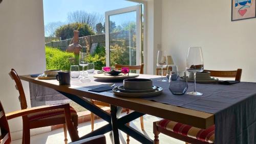 Waterford House | Bright & Spacious 2-Bed Townhouse