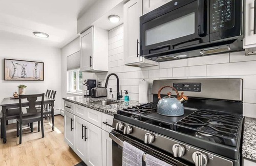 Mount Clemens Apartment | Bright & Spacious 2 Bedroom | Quiet | Safe | Clean