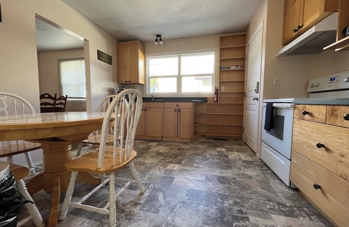 Moose Jaw Apartment | Bright, spacious 3-bedroom suite close to downtown.