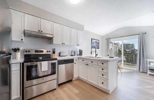 Kitchener House | Bright & Spacious - 3-Bedroom Home