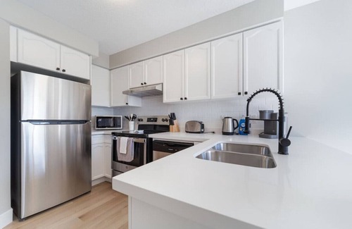 Kitchener House | Bright & Spacious - 3-Bedroom Home