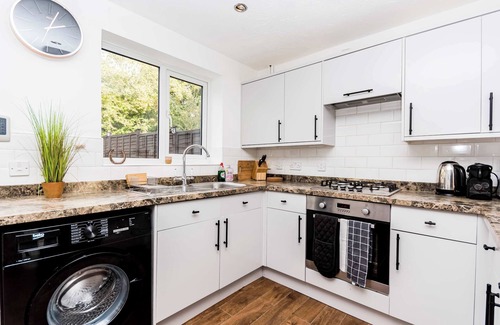 Swindon House | Bright & Spacious 3 Bed Swindon Home with Parking