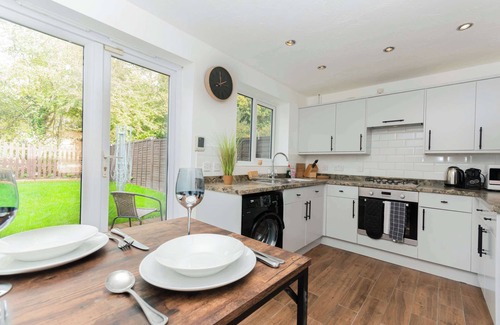 Swindon House | Bright & Spacious 3 Bed Swindon Home with Parking
