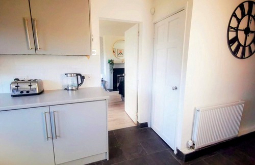 Huyton House | Bright, Spacious 3 Bed Home with Parking & WiFi