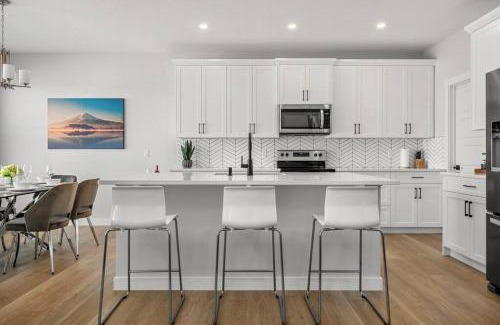 Southeast Calgary House | Bright & Spacious 3 Beds Luxury Home in SE Calgary