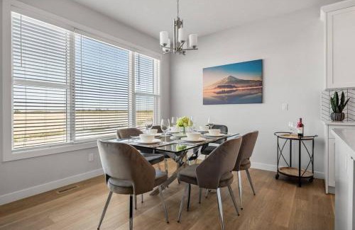 Southeast Calgary House | Bright & Spacious 3 Beds Luxury Home in SE Calgary