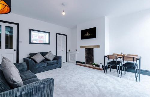 Darwen Apartment | Bright & Spacious 4-Bed Home in Darwen Town by Eason Stays, Perfect for Contractors, Business Travellers & Groups - with Free Parking!