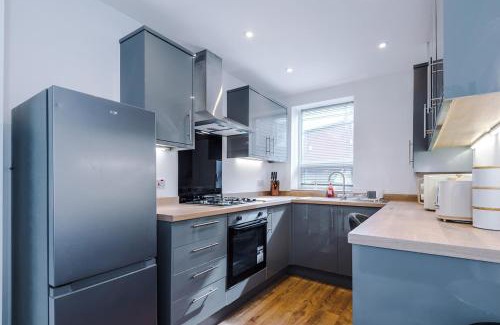 Darwen Apartment | Bright & Spacious 4-Bed Home in Darwen Town by Eason Stays, Perfect for Contractors, Business Travellers & Groups - with Free Parking!