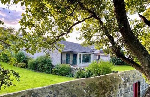 Portsoy House | Bright, Spacious 5-Bed, 4-Bathroom home on Loch Soy