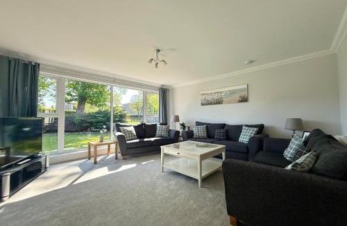 Portsoy House | Bright, Spacious 5-Bed, 4-Bathroom home on Loch Soy