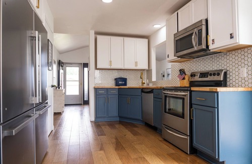 Cody House | Bright Spacious 5-bedroom house in wonderful Cody with AC & WiFi