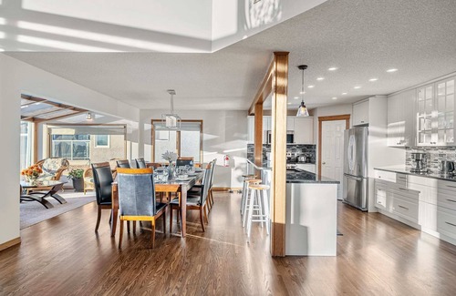 Edgemont House | Bright & Spacious 5-BR w/Ravine Views in Edgemont
