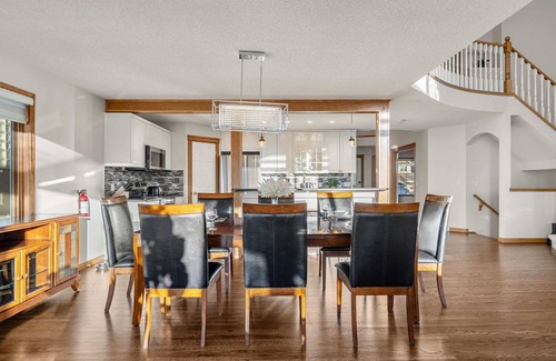 Edgemont House | Bright & Spacious 5-BR w/Ravine Views in Edgemont