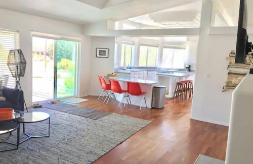 Lone Pine House | Bright, Spacious and sparkling clean 3 bed 2 bath