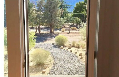 Lone Pine House | Bright, Spacious and sparkling clean 3 bed 2 bath