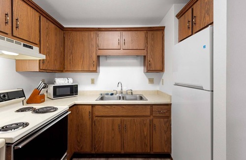 Bellevue Apartment | Bright + Spacious Apartment with King Bed and Workspace