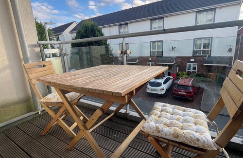 Sutton Cross Apartment | Bright Spacious Apartment